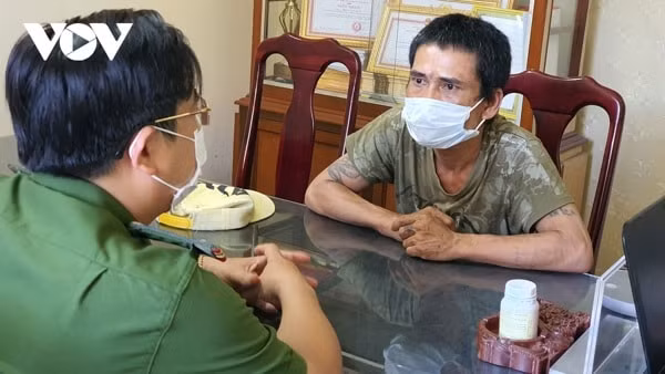 Đối tượng Nguyễn Hùng Đức tại cơ quan công an. Ảnh: VOV