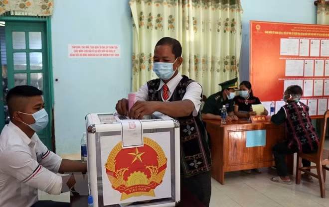 Cử tri đi bầu đạt 100%. Ảnh: TTXVN