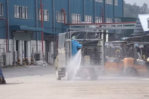 Lực lượng hóa học Quân khu 1 tiến hành phun khử khuẩn Khu công nghiệp Vân Trung, tỉnh Bắc Giang, sáng 15/5