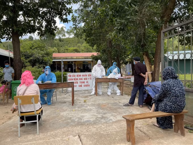 Lực lượng chức năng lấy mẫu xét nghiệm cho người dân trên địa bàn xã Si Pa Phìn. Ảnh: TL
