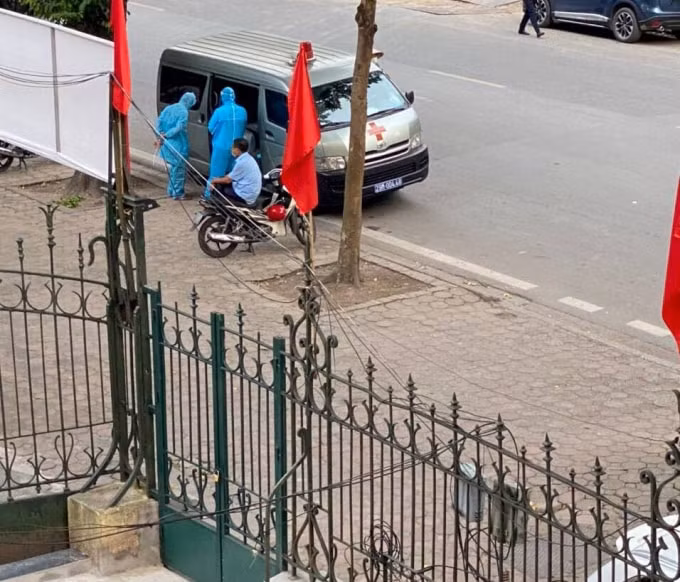 Nhân viên y tế mặc đồ bảo hộ đã đến trụ sở Bộ GTVT để phun khử khuẩn. (Ảnh: baotintuc)