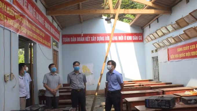 Lãnh đạo huyện Bảo Thắng (Lào Cai) kiểm tra điểm bầu cử tại nhà văn hóa thôn Phẻo, xã Xuân Quang bị gió lốc thổi bay mái và làm hỏng các khẩu hiệu trang trí chào mừng bầu cử treo trong nhà.
