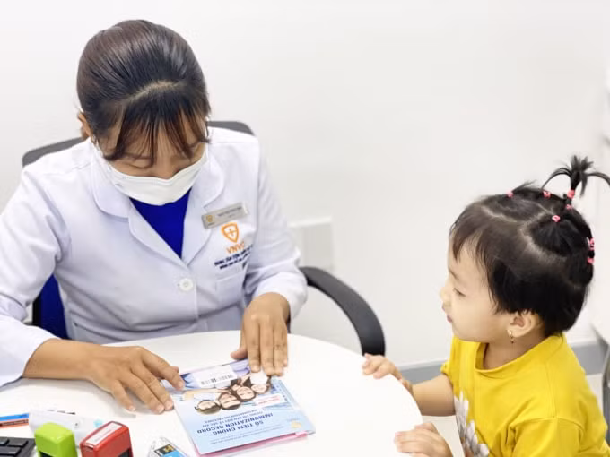 Nhiều trẻ nhỏ đã đến VNVC Vĩnh Long tiêm các mũi vắc xin nhắc lại