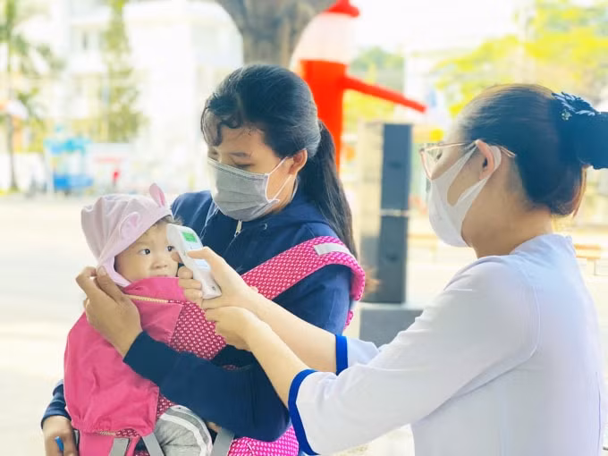 VNVC Vĩnh Long thực hiện đo thân nhiệt sàng lọc trước khi vào trung tâm
