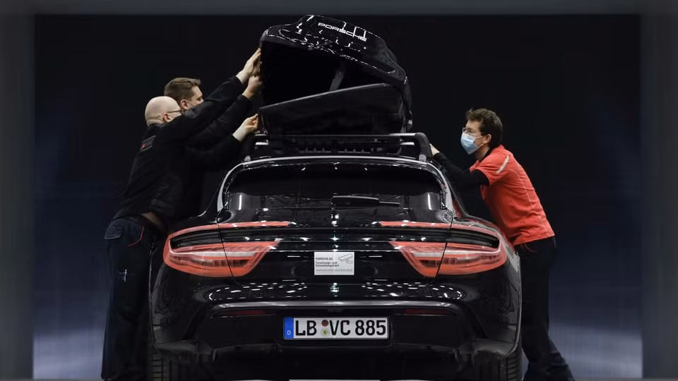 Phụ kiện cốp mui Performance của Porsche. Ảnh: Paultan