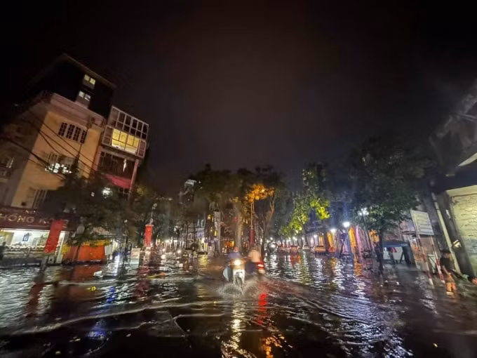 Nhiều đoạn đường tại phố cổ Hà Nội cũng bị ngập nước. Ảnh: P.V