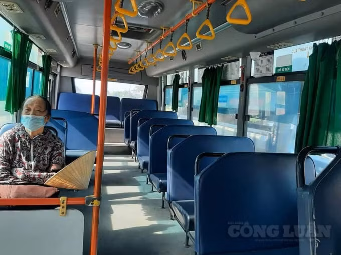 Hoạt động dịch vụ xe bus tuyến Nghi Sơn - TP Thanh Hóa thưa thớt khách. Ảnh: Tú Hoàng