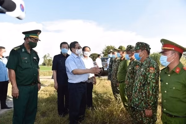 Thủ tướng Phạm Minh Chính kiểm tra công tác phòng, chống dịch COVID-19 trên tuyến biên giới Tây Nam ngày 9/5. Ảnh: VGP