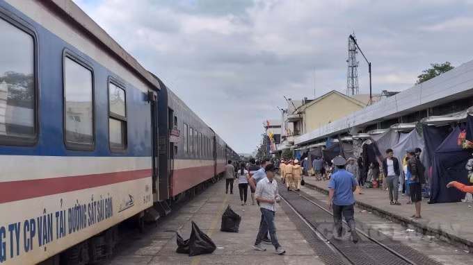 Hiện, tuyến Hà Nội - TP. HCM chỉ còn 3 đôi tàu.