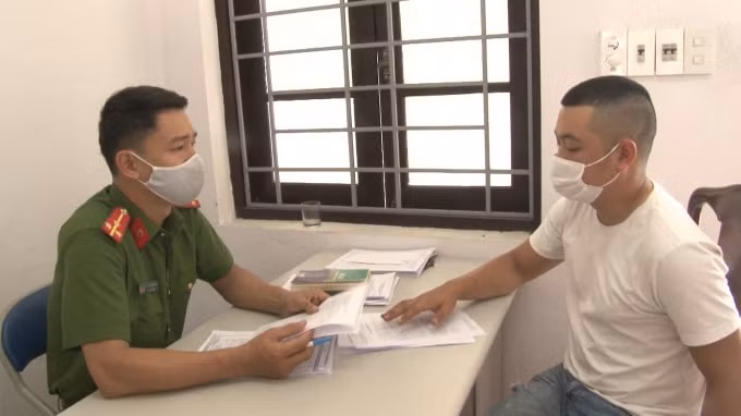 Đối tượng Ngô Lê Hoàng khai nhận hành vi phạm tội tại cơ quan công an.