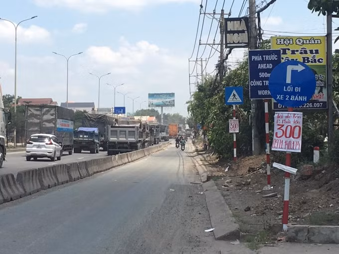 Tăng cường biển báo hướng dẫn người điều khiển phương tiện qua khu vực đang thi công trên QL51.