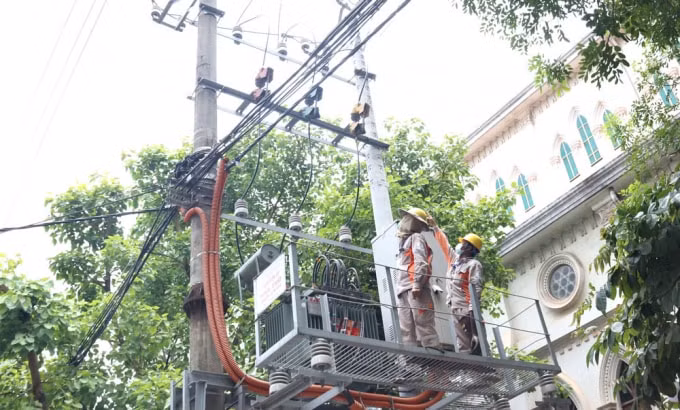 Công nhân PC Bắc Giang thực hiện nghiêm việc đeo khẩu trang khi làm việc tại hiện trường