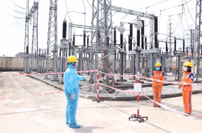 Ông Vũ Anh Phương - Phó Tổng giám đốc Tổng công ty Điện lực miền Bắc (áo bảo hộ xanh) kiểm tra công tác đảm bảo điện và động viên&nbsp;kip trực tại Trạm biến áp 110kV Vân Trung (huyện Việt Yên, tỉnh Bắc Giang)