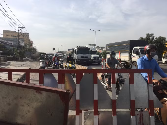 Việc lưu thông trên QL51 đoạn qua phường An Hòa khó khăn do công trình thi công mở rộng tuyến đường chưa chấm dứt, nay lại thêm một công trình khác khiến nhiều người dân lo lắng
