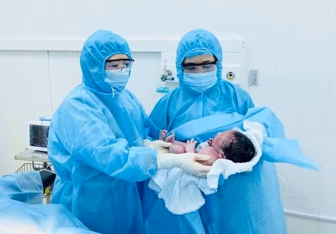Bé trai chào đời trong khu cách ly của Bệnh viện Sản Nhi Lào Cai. Ảnh: vietnamet.vn
