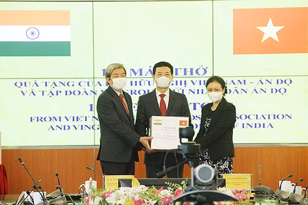 Bộ trưởng Nguyễn Mạnh Hùng trao tặng 100 máy thở cho nhân dân Ấn Độ. (Ảnh: Thảo Anh)
