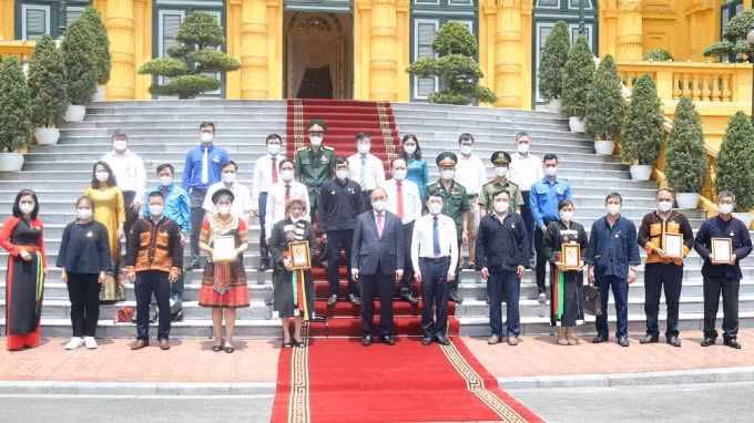 Chủ tịch nước Nguyễn Xuân Phúc chụp ảnh lưu niệm với Đoàn đại biểu các dân tộc tỉnh Bắc Giang.