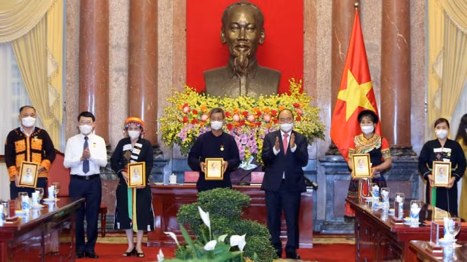 Chủ tịch nước Nguyễn Xuân Phúc tặng quà lưu niệm chân dung Chủ tịch Hồ Chí Minh cho đại biểu các dân tộc tỉnh Bắc Giang.