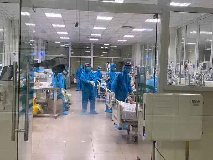 Hiện nay dịch bệnh COVID-19 vẫn diễn biến phức tạp người dân cần thực hiện nghiêm túc khuyến cáo 5K của Bộ Y tế (ảnh TL).