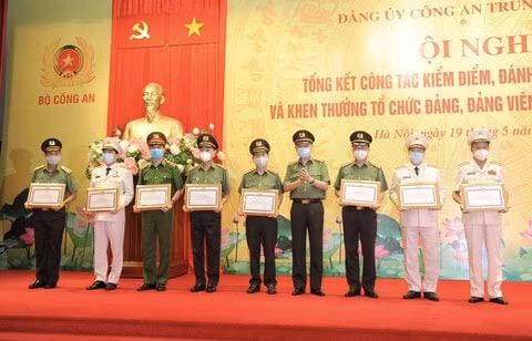 Bộ trưởng Tô Lâm tặng Bằng khen đảng viên hoàn thành xuất sắc nhiệm vụ 5 năm liền 2015 - 2020 cho các đồng chí lãnh đạo Bộ Công an.