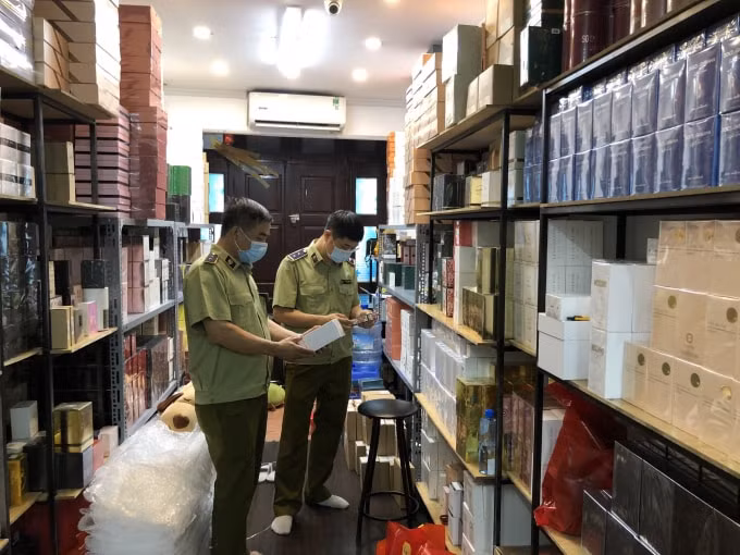 Sau khi xin lệnh và được đồng ý trong việc khám xét, Đoàn kiểm tra phát hiện tại tầng 2 của căn nhà chứa một lượng lớn sản phẩm nước hoa mang các nhãn hiệu nổi tiếng thế giới như Gucci, Dolce & Gabbana, Good Girl...