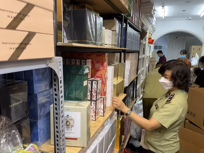 Theo ông Lê Việt Phương, Đội trưởng Đội Quản lý thị trường số 14, trong ngày 25/6, Đội sẽ làm việc với đại diện chủ thể quyền các hãng Chanel, Dior, Gucci... để xác định dấu hiệu thật, giả của hàng hóa bị tạm giữ. Theo ước tính, lô hàng tại đây có giá trị hàng tỷ đồng.