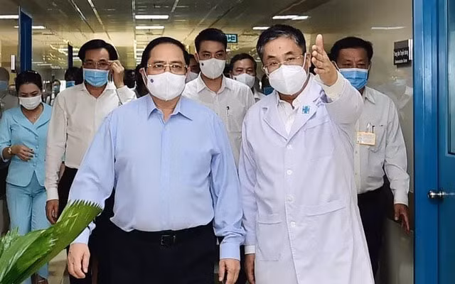 Thủ tướng Phạm Minh Chính kiểm tra và chỉ đạo công tác phòng chống dịch tại TP. HCM (ảnh: VGP)