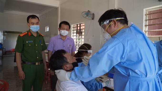 Cán bộ y tế lấy mẫu xét nghiệm cho người làm việc tại các nhà hàng, quán ăn trên tuyến Quốc lộ 1 ở Quảng Bình