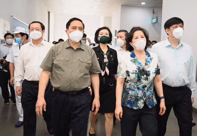 Thủ tướng Chính phủ Phạm Minh Chính cùng nhiều Bộ trưởng và các thành viên Chính phủ đến thăm và làm việc tại Nhà máy sữa Việt Nam của Vinamilk