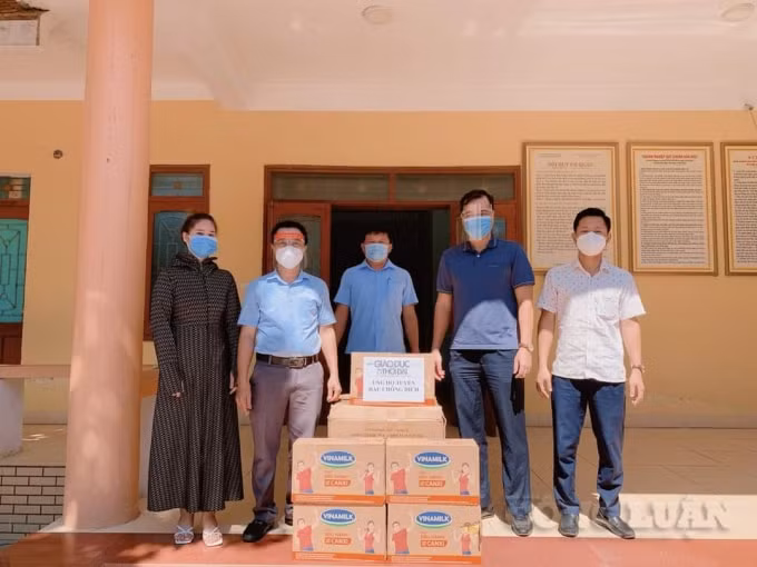 Với sự tác động của lực lượng báo chí, những tấm lòng vàng, cử chỉ đẹp, hành động tốt không chỉ lan tỏa rộng rãi đến các doanh nghiệp mà nhiều tầng lớp nhân dân cũng đã tích cực chung tay ủng hộ để cùng với tỉnh nhà có thêm điều kiện phòng, chống dịch hiệu quả.