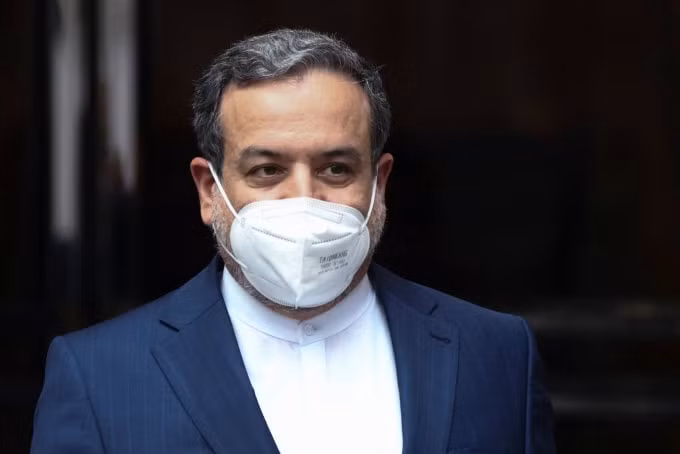 Thứ trưởng Ngoại giao Iran, Abbas Araghchi, rời cuộc họp của Ủy ban Hỗn hợp về Kế hoạch Hành động Toàn diện Chung (JCPOA), tại Vienna, Áo, ngày 12 tháng 6 năm 2021 - Ảnh: REUTERS