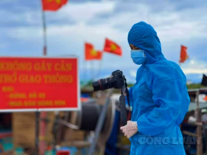 Phóng viên Phượng Vũ, báo Giáo dục và Thời đại đã không ngại xông pha vào những điểm nóng của dịch để sớm có được những bản tin nóng hổi cho riêng mình.