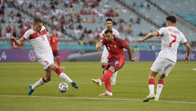 Haris Seferovic mở tỉ số cho Thụy Sĩ với một pha sút xa cực kì đẹp mắt. Ảnh: internet