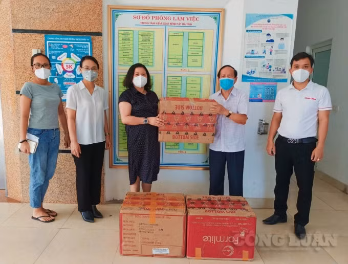 Một hoạt động “sau mặt báo” rất có ý nghĩa của lực lượng báo chí tại Hà Tĩnh là đã tổ chức nhiều hoạt động hỗ trợ thiết thực cho công tác phòng chống dịch Covid-19. Chính các nhà báo, phóng viên đã là những cầu nối nhận ủng hộ, tài trợ của các tổ chức, cá nhân nhằm góp thêm tiền bạc, thiết bị, phương tiện, nhu yếu phẩm... để phục vụ cho công tác phòng, chống dịch bệnh.