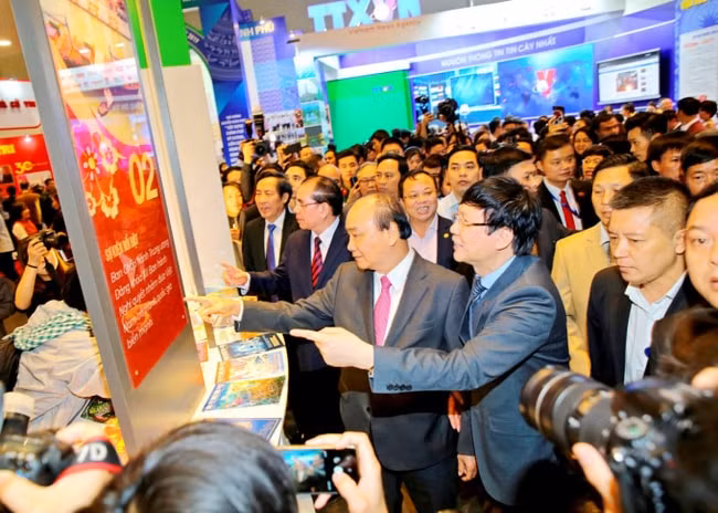 Lãnh đạo Đảng, Nhà nước và nhà báo Hồ Quang Lợi - Phó Chủ tịch thường trực Hội nhà báo Việt Nam tại Hội báo Toàn Quốc.