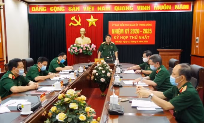Đại tướng Lương Cường, Ủy viên Bộ Chính trị, Ủy viên Thường vụ QUTƯ, Chủ nhiệm Tổng cục Chính trị, Chủ nhiệm UBKT QUTƯ chủ trì kỳ họp. Ảnh: Kim Anh