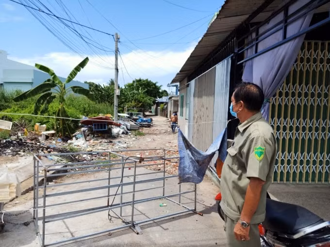 Khu vực phong tỏa tạm thời (thuộc khu phố Nguyễn Bỉnh Kiêm, Phường Vĩnh Quang) có 11 hộ dân với 46 nhân khẩu đang sinh sống