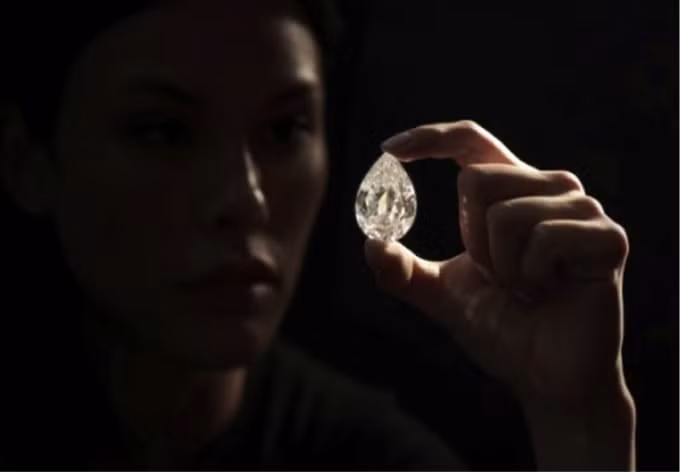 Viên kim cương hoàn mỹ này có hình dáng quả lê, nặng 101,38 carat và có tên gọi The Key 10138. Ảnh: The National News.