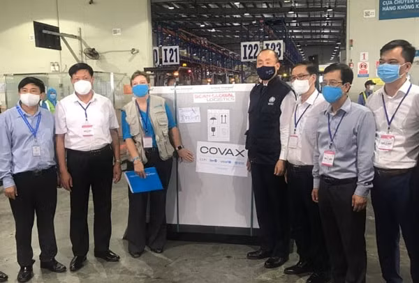 Lô vaccine phòng COVID-19 đầu tiên của chương trình COVAX hỗ trợ cho Việt Nam về đến sân bay quốc tế Nội Bài