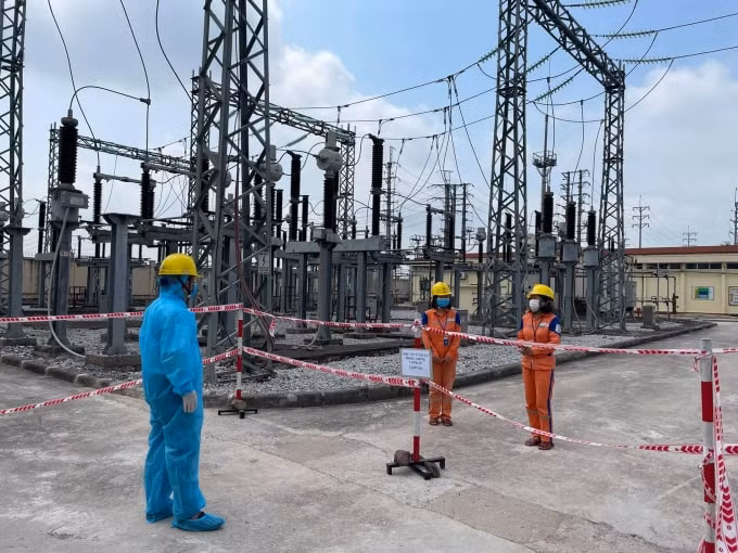 Ngành điện tập trung sản xuất, cung ứng điện cho sản xuất, kinh doanh và đời sống nhưng vẫn đảm bảo công tác phòng, chống dịch bệnh Covid-19.
