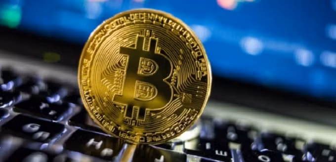 Giá Bitcoin có thời điểm rơi xuống mức&nbsp;31.700 USD/đồng. Ảnh: TL