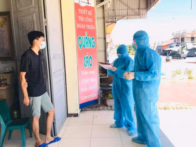 Điều tra thực địa tại điểm phong tỏa trên địa bàn phố Trung Sơn, thị trấn Bút Sơn, Hoằng Hóa. Ảnh: CDC Thanh Hoá