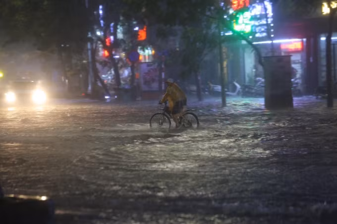 Chỉ trong thời gian ngắn, đường phố Hà Nội mênh mông 