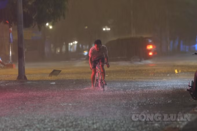 Nhưng cũng có người thi gan cùng thời tiết. (Ảnh: Quang Hùng)