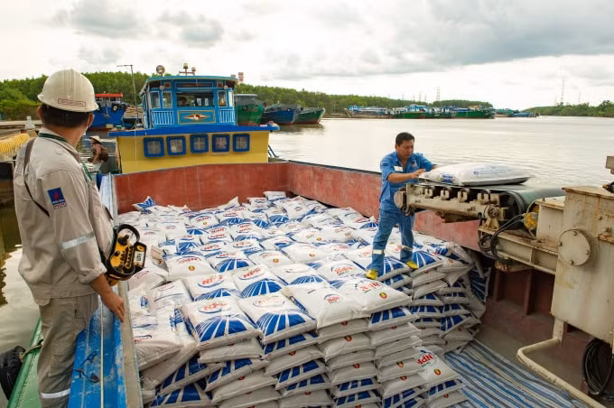 Dư cung, phân bón trong nước tìm đường xuất khẩu.