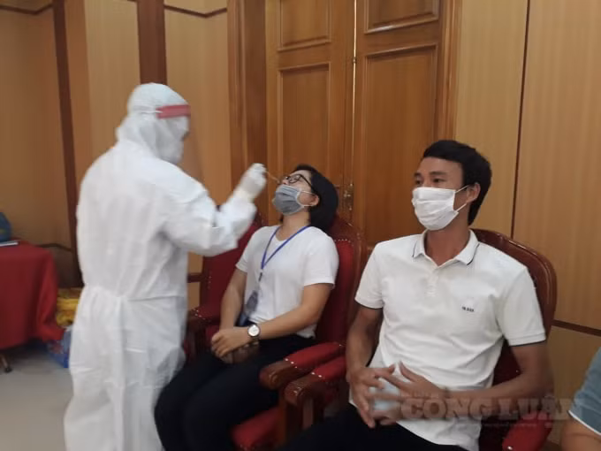 Nhân viên y tế Quảng Ninh thực hiện lấy mẫu xét nghiệm SAR-CoV-2 cho người dân. Ảnh: Nguyễn Quân.