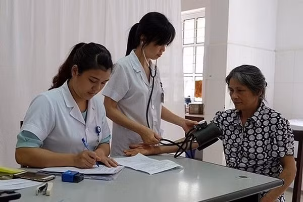 Người dân đi khám chữa bệnh BHYT.