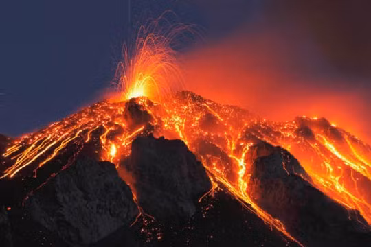Núi lửa phun trào ở Indonesia khiến 14 người chết, hàng chục người bị thương