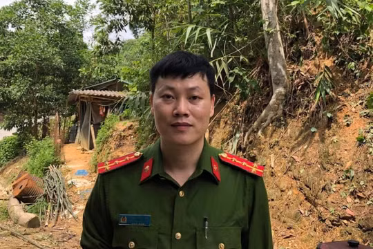 Đại uý công an kể lại giây phút lao vào dòng nước lũ cứu người