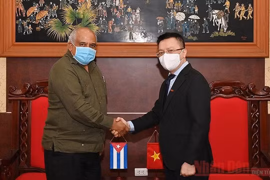 Đại sứ Cuba thăm, chúc mừng Báo Nhân Dân